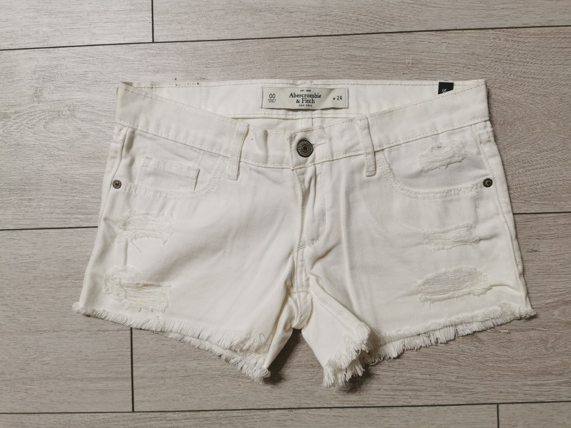 Szorty Abercrombie & Fitch W24 – białe, modne, z metką!
