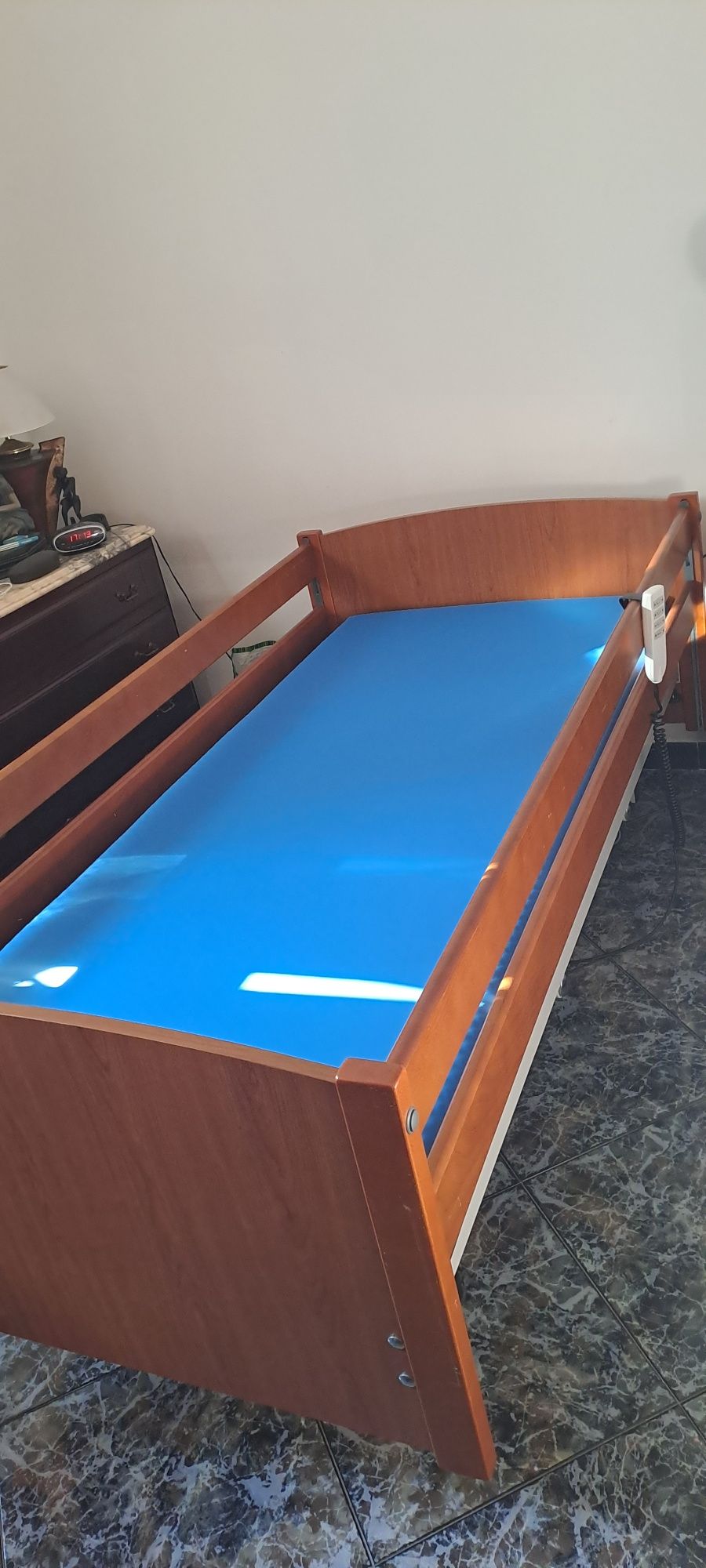 Cama articulada com rodas