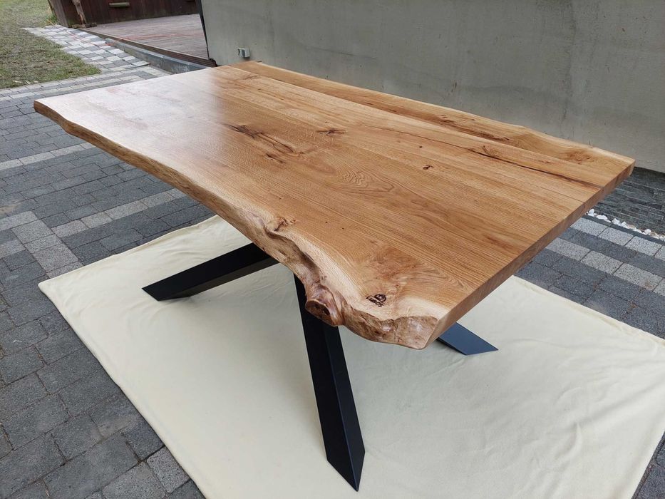 Stół dębowy loft z żywą krawędzią – naturalne drewno i stal live edge
