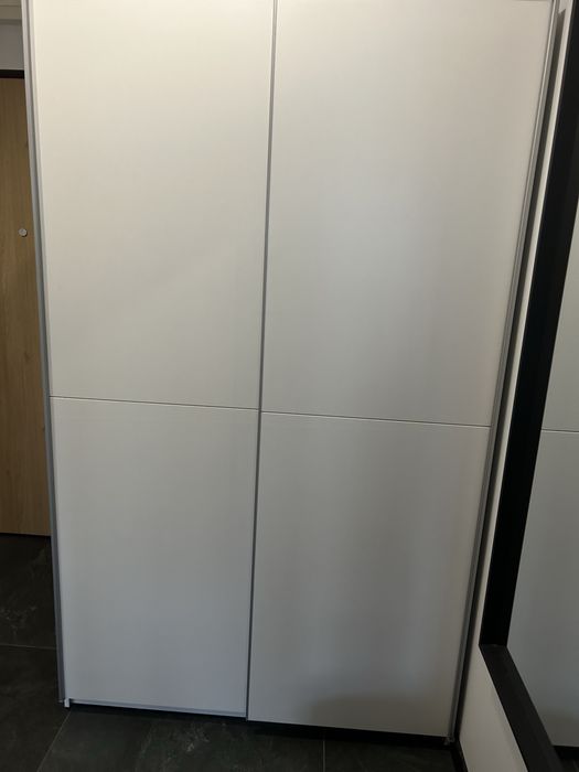 Szafa z przesuwnymi drzwiami