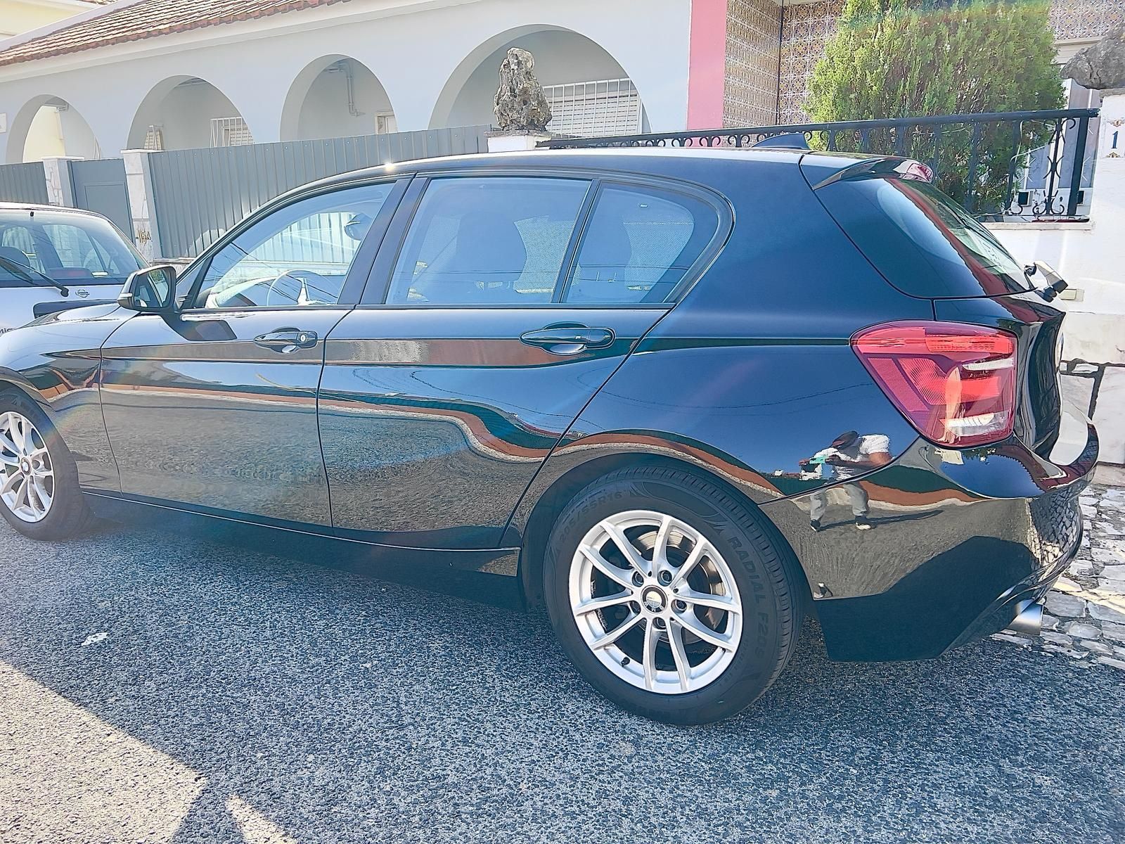 BMW 116D ano 2012, bancos em pele e multimédia grande