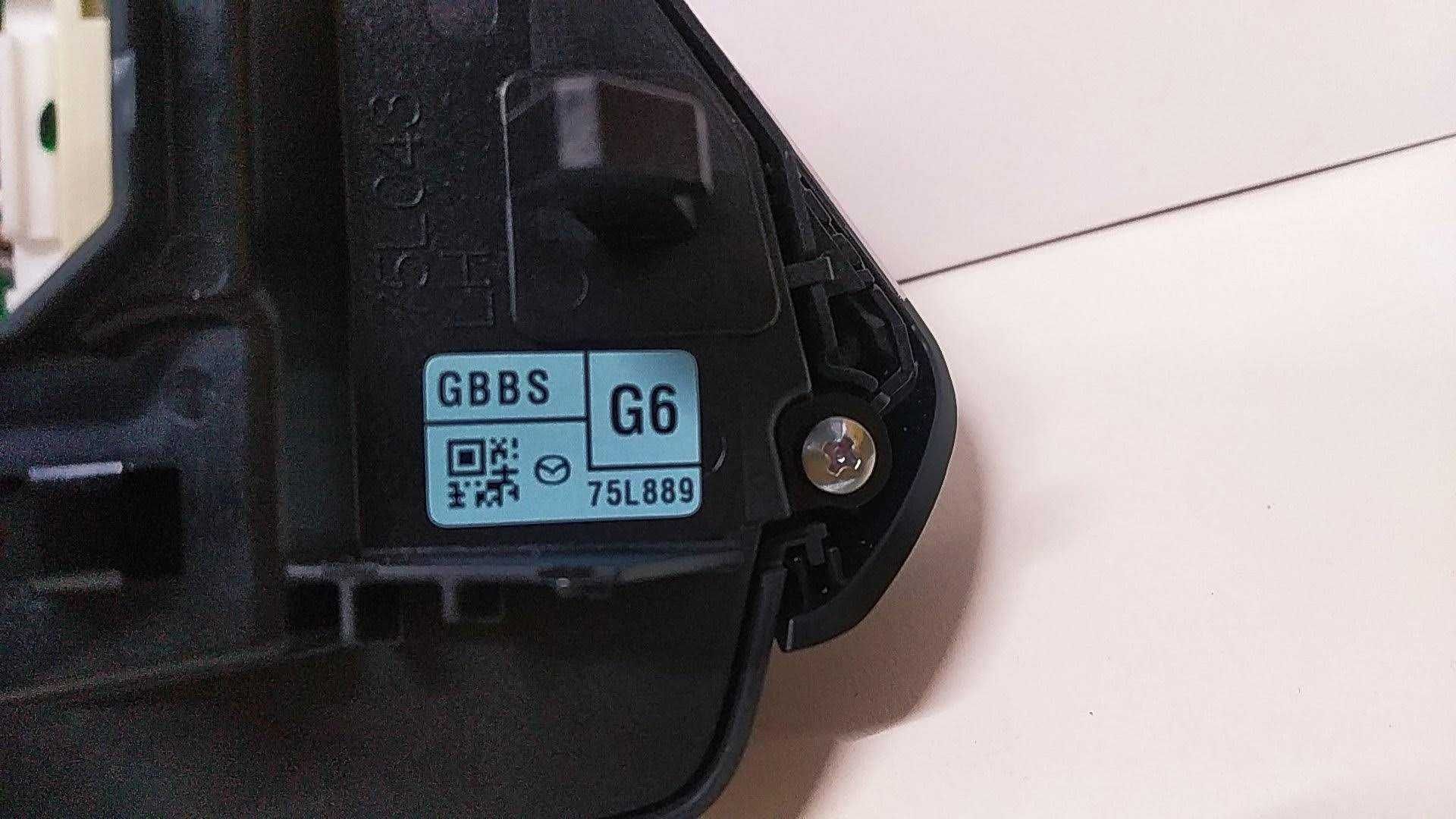 Кнопки управления на руле  Mazda GBBS664M0
