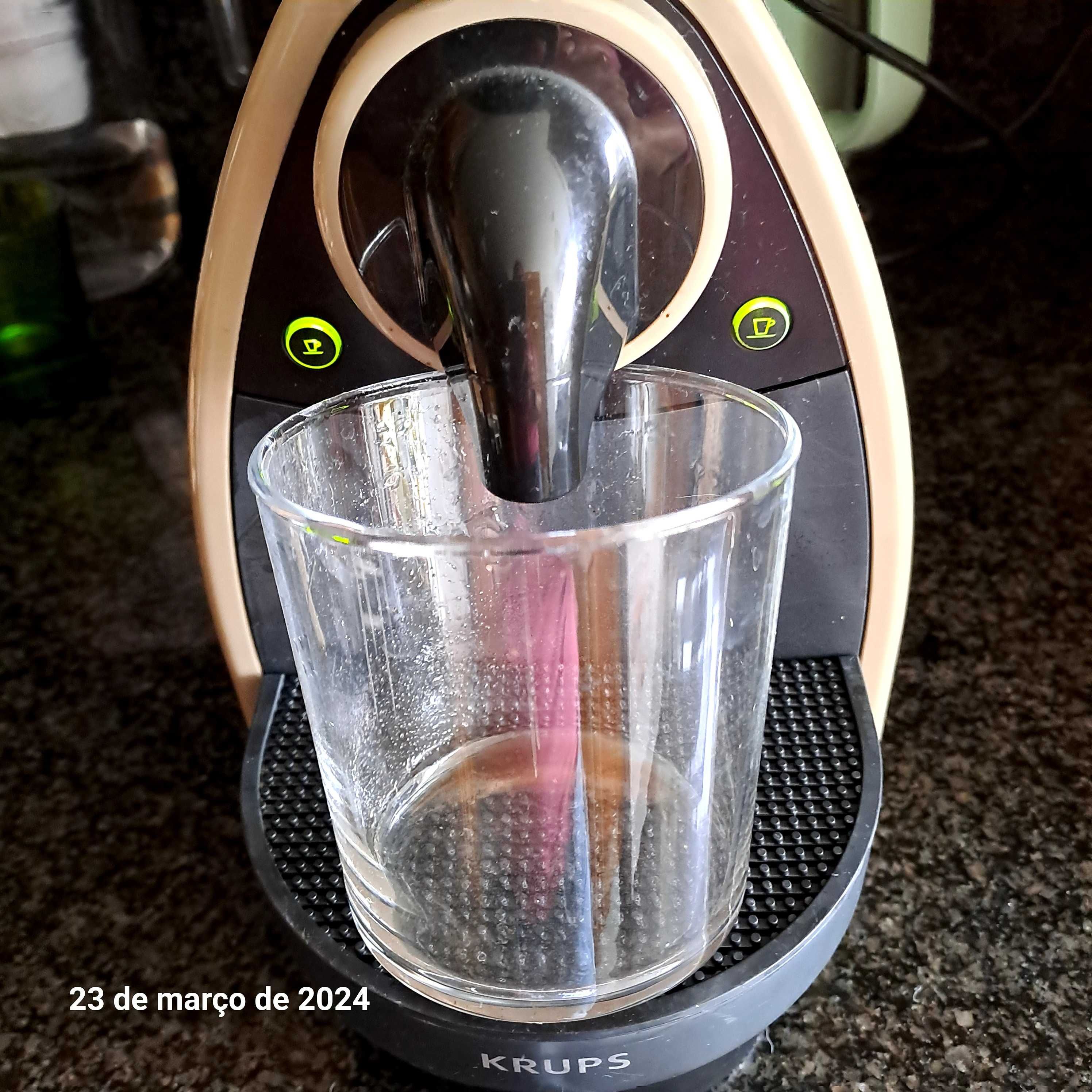 Máquina de café Nespresso como nova