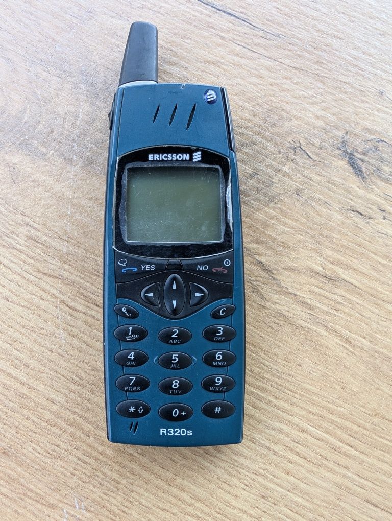 Ericsson R320s usado