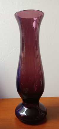 Wysoki fioletowy wazon