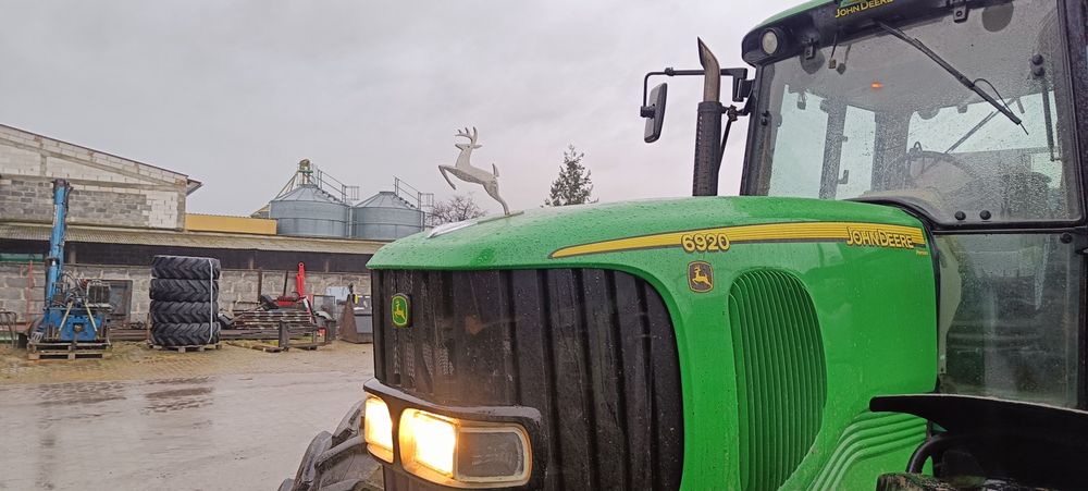 Jelonek na maskę John Deere 17cm 4mm logo emblemat znaczek celownik JD