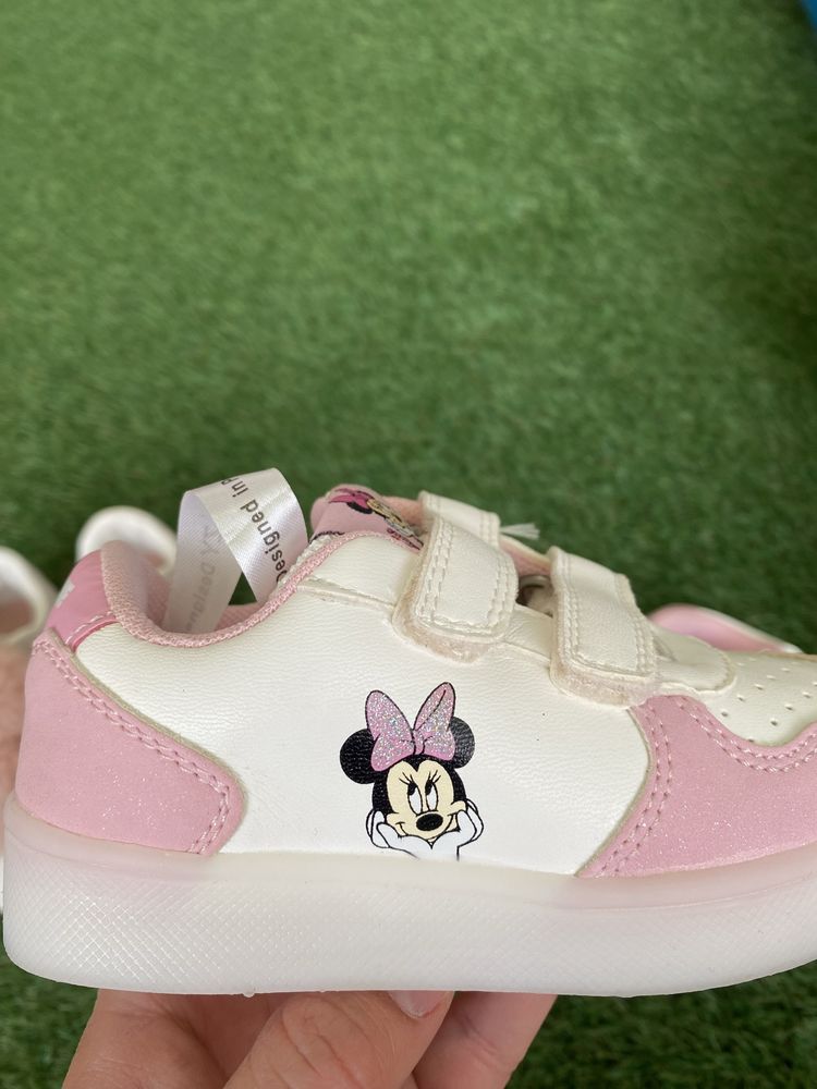 Tenis Minnie novos com luzes tamanho 23