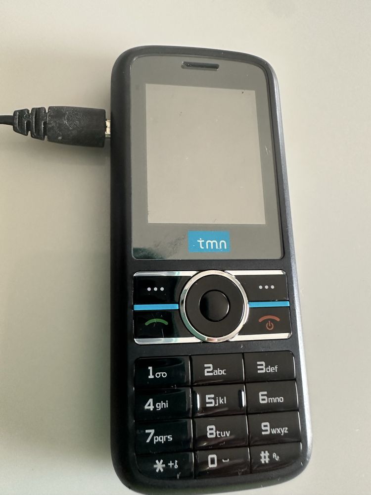 Telemóvel de teclas com carregador