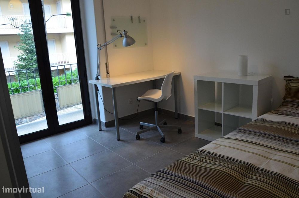 5184 - Quarto com cama de solteiro, com varanda...