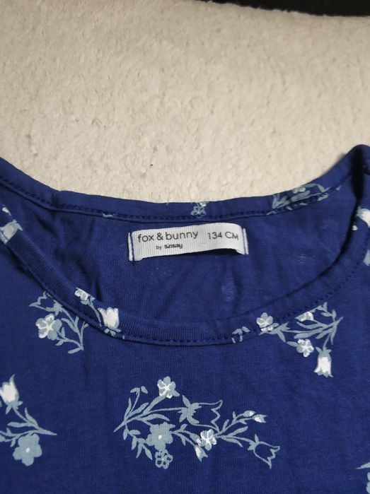 Sukienka niebieska granatowa z krótkim rękawkiem w kwiatowy wzór