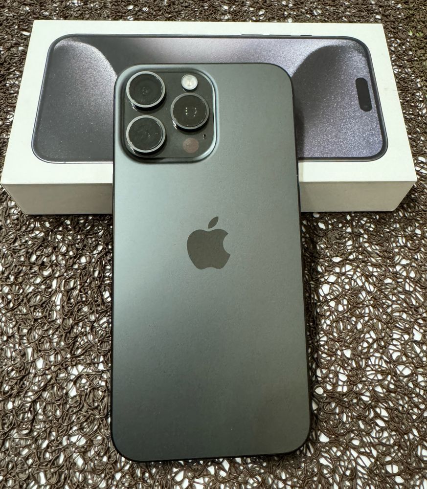 Iphone 15 pro max 256gb black titanium.