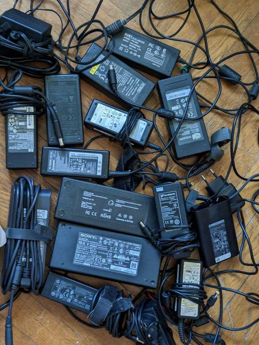 Велика кількість блоків зарядок від ноутбуків та приладів ціна за лот