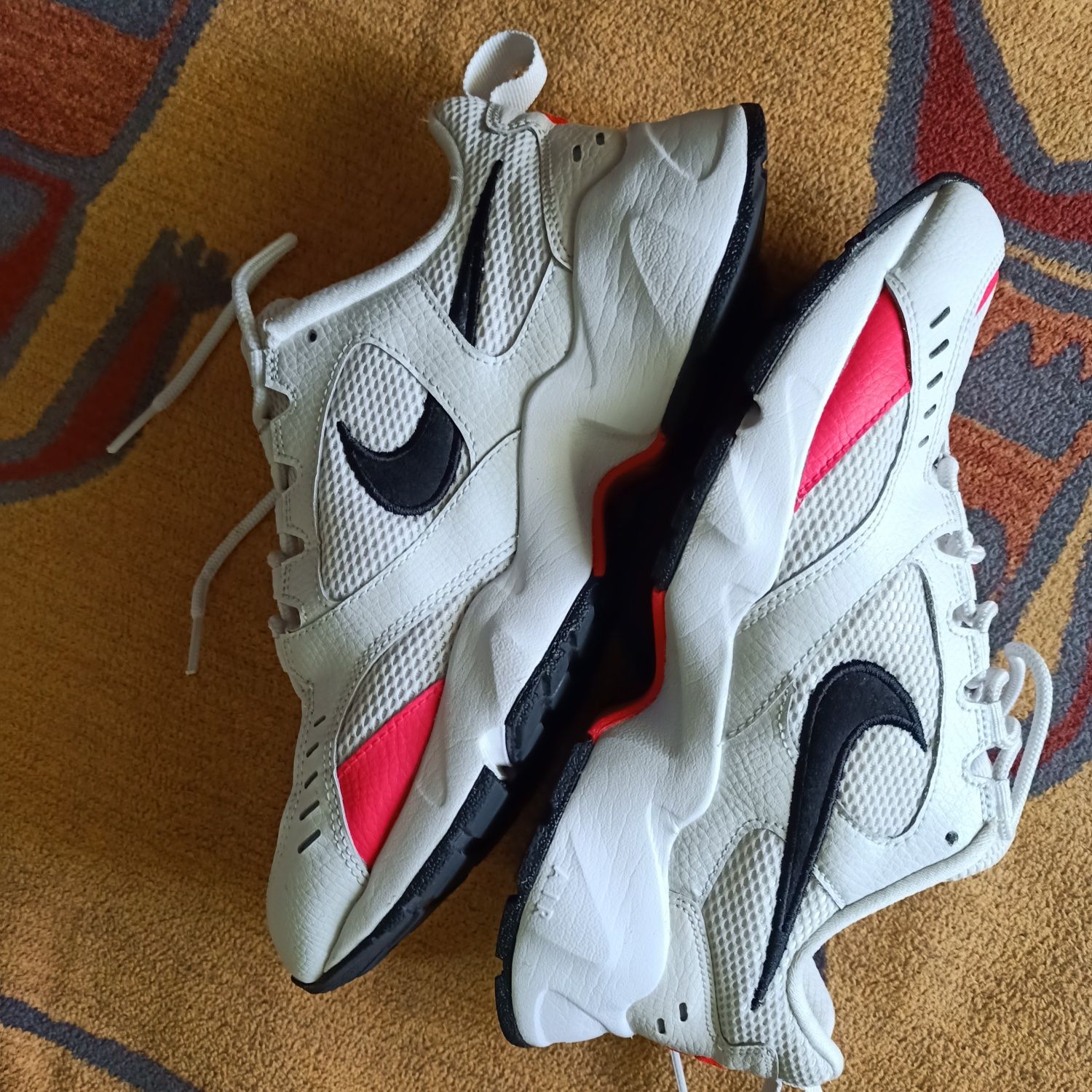 Nike Air Heights , uniseks. Rozmiar 40 . Wkł 25 cm .