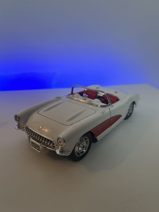 Model Chevrolet Corvette 1957 Burago 1:24