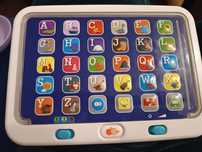 Tablet w angielskiej i francuskiej wersji językowej.