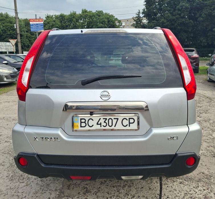 Машина nissan x-trail