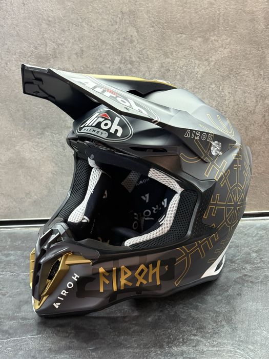 Шолом Airoh twist 2.0