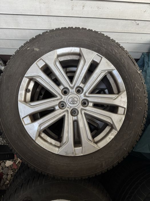 Oryginalne alufelgi z oponami zimowymi Toyota Rav4