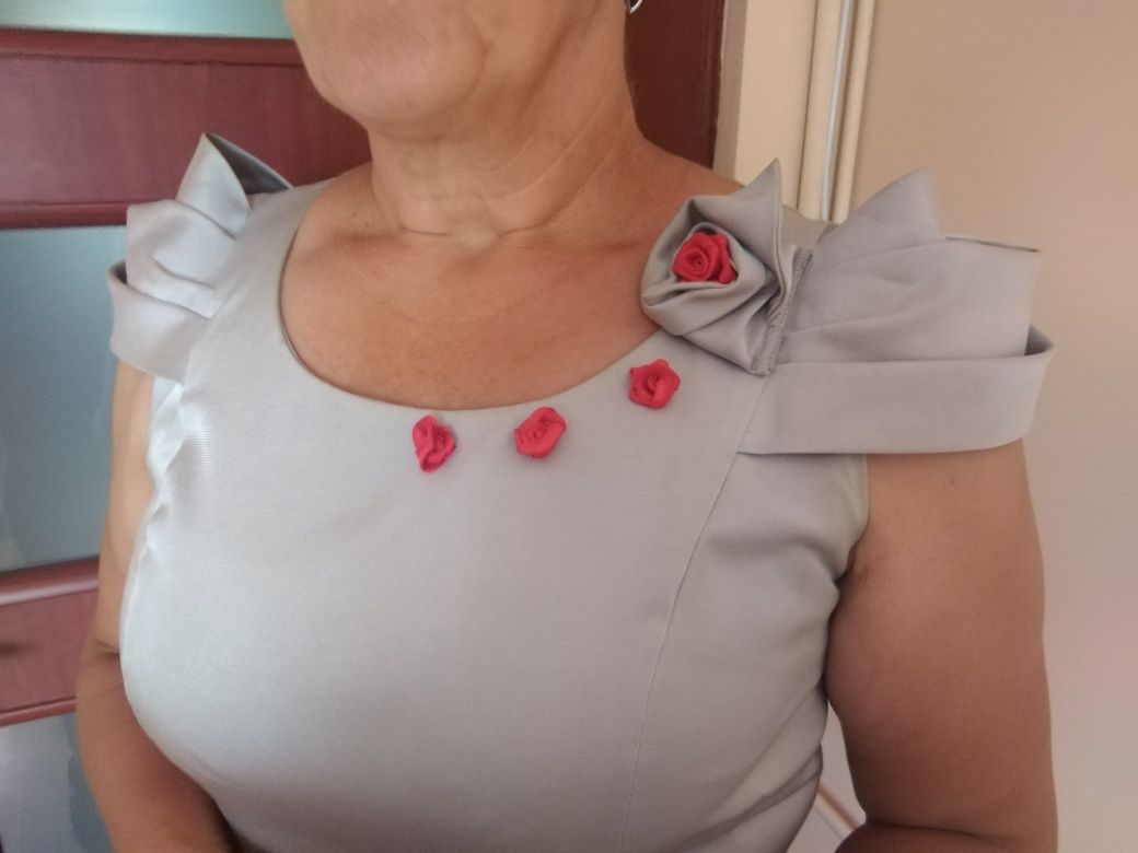 Srebrna sukienka na wesele bądź inna okazję, prosta i elegancka