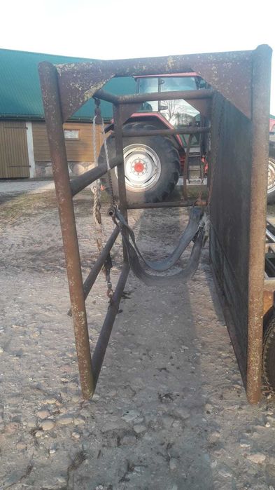 Hydrauliczny poskrom do korekcji racic u bydła