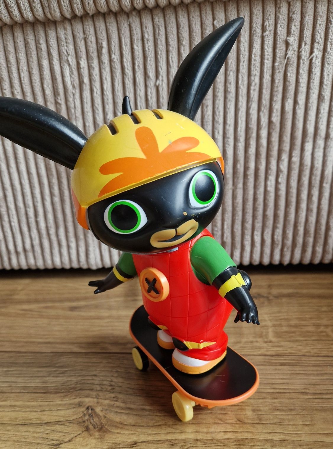 Królik BING figurka na deskorolce jeździ napęd