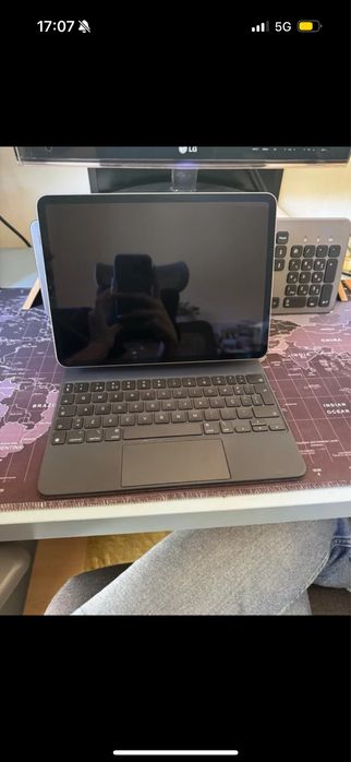 Capa iPad com teclado Magic Keyboard como nova