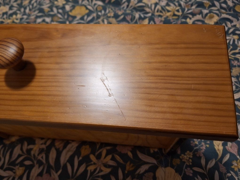 Mesa de cabeceira em pinho mel