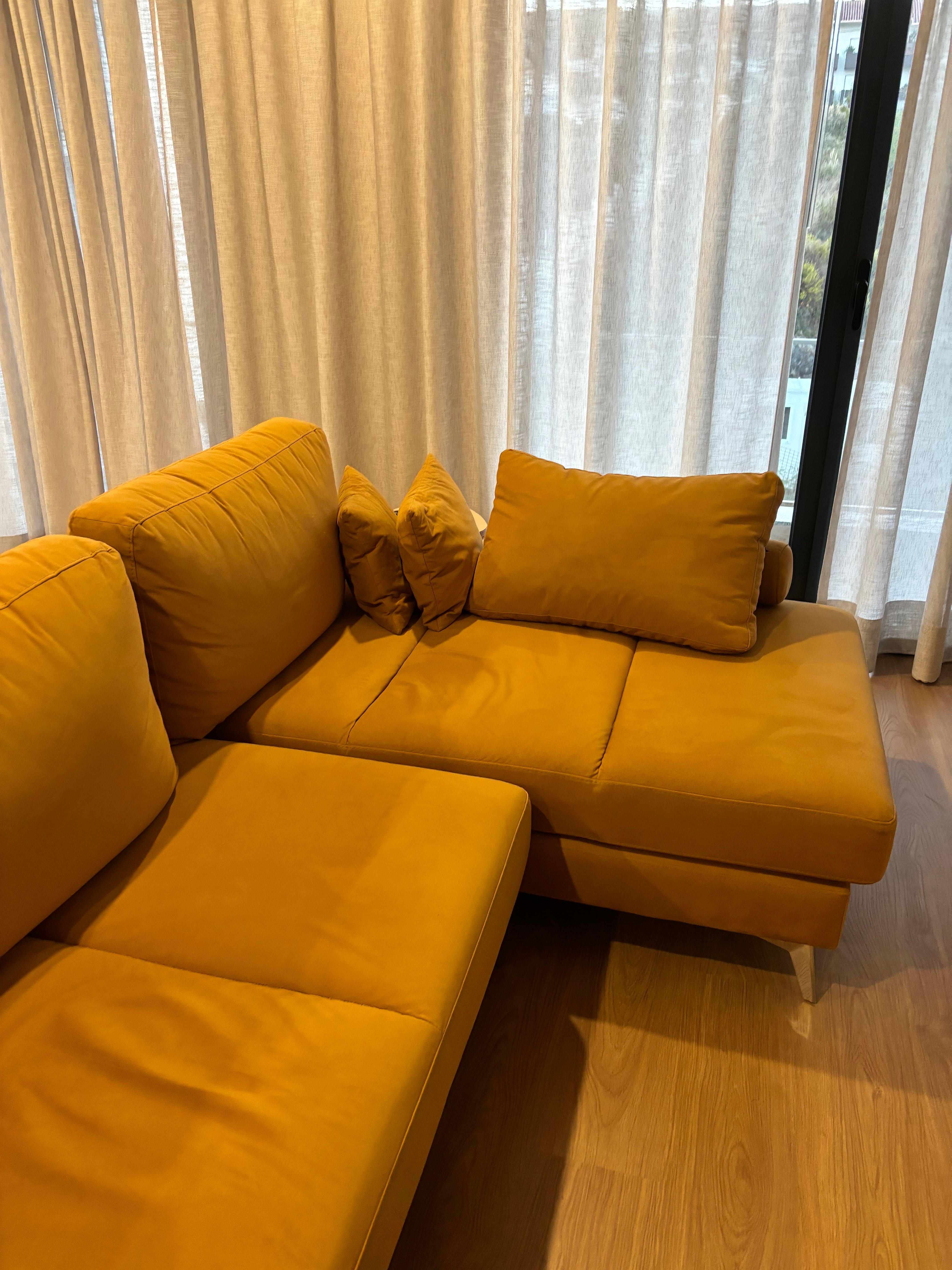Sofá com chaise longue