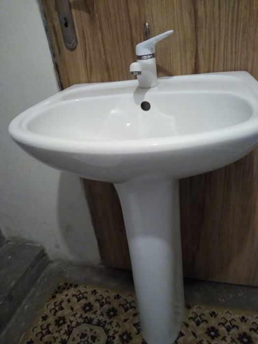 Umywalka z  baterią i półpostument