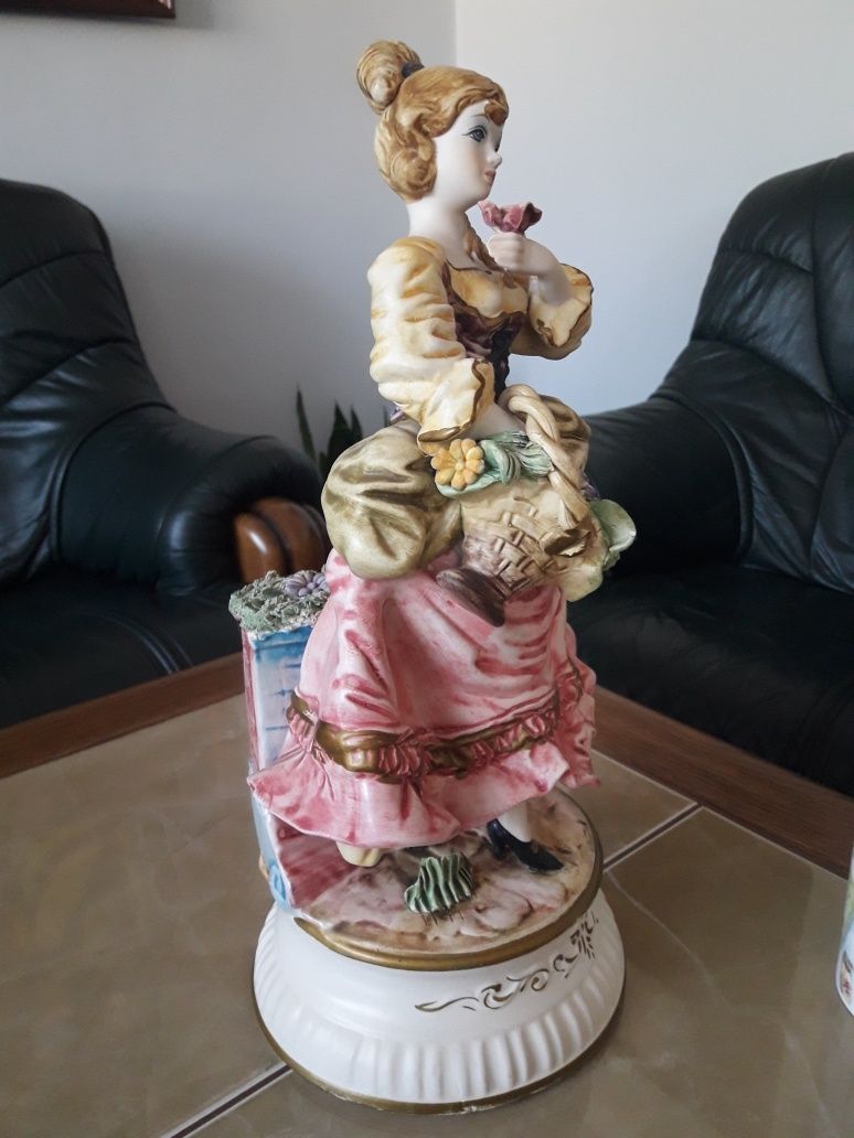 Duża figurka porcelanowa, dama z koszem kwiatów  Włochy