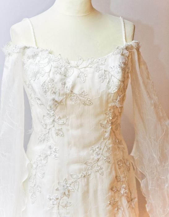Suknia ślubna Demetrios z rękawami jak motyl marki Lisa Ferrera