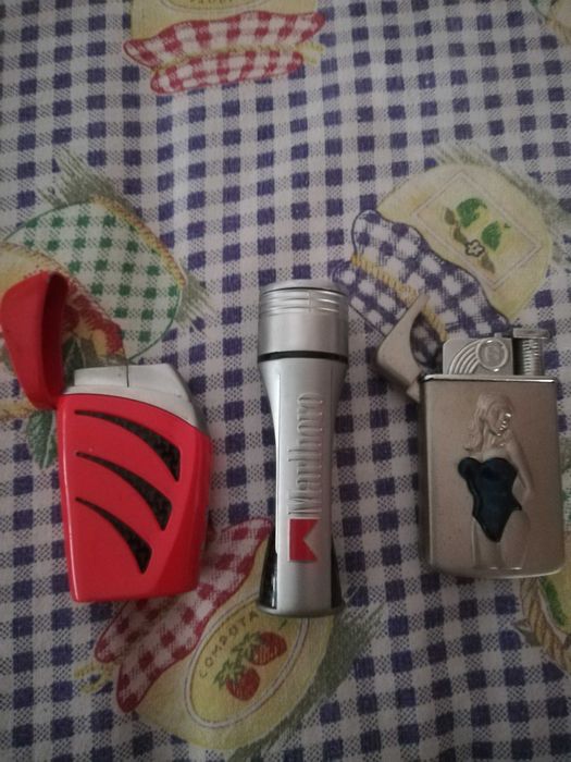 Isqueiros marlboro e caixa fósforos