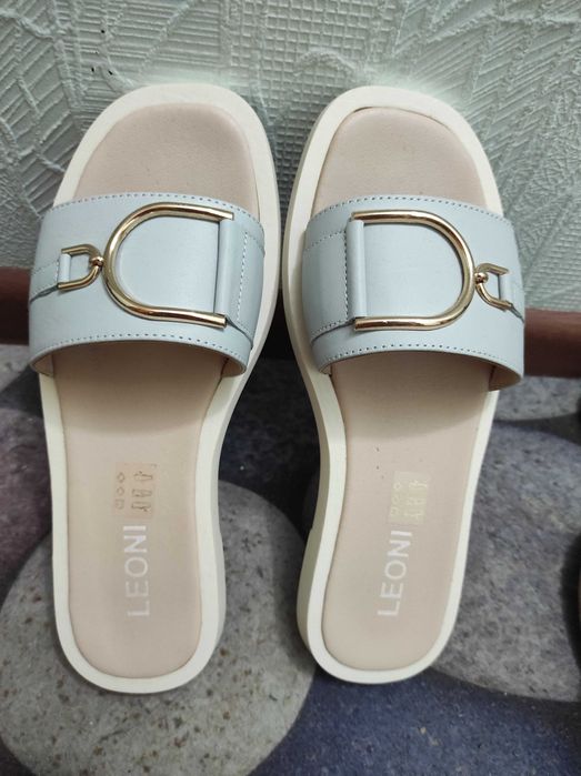 Шльопанці жіночі шкіряні ,колір сіро- годубий, нові.