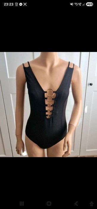 Czarne Body/kostium kąpielowy z głębokim dekoltem i zdobieniami  S