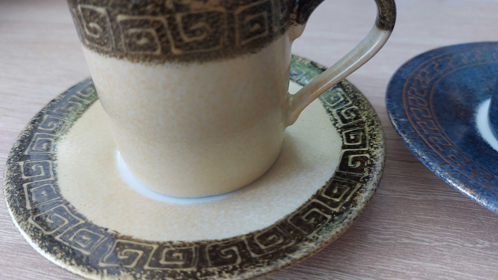 Niewielkie filiżanki do espresso ze spodeczkami