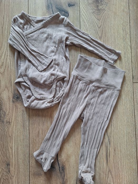 Kompletnie niemowlęcy beżowy body z długim rękawem spodnie h&m 68