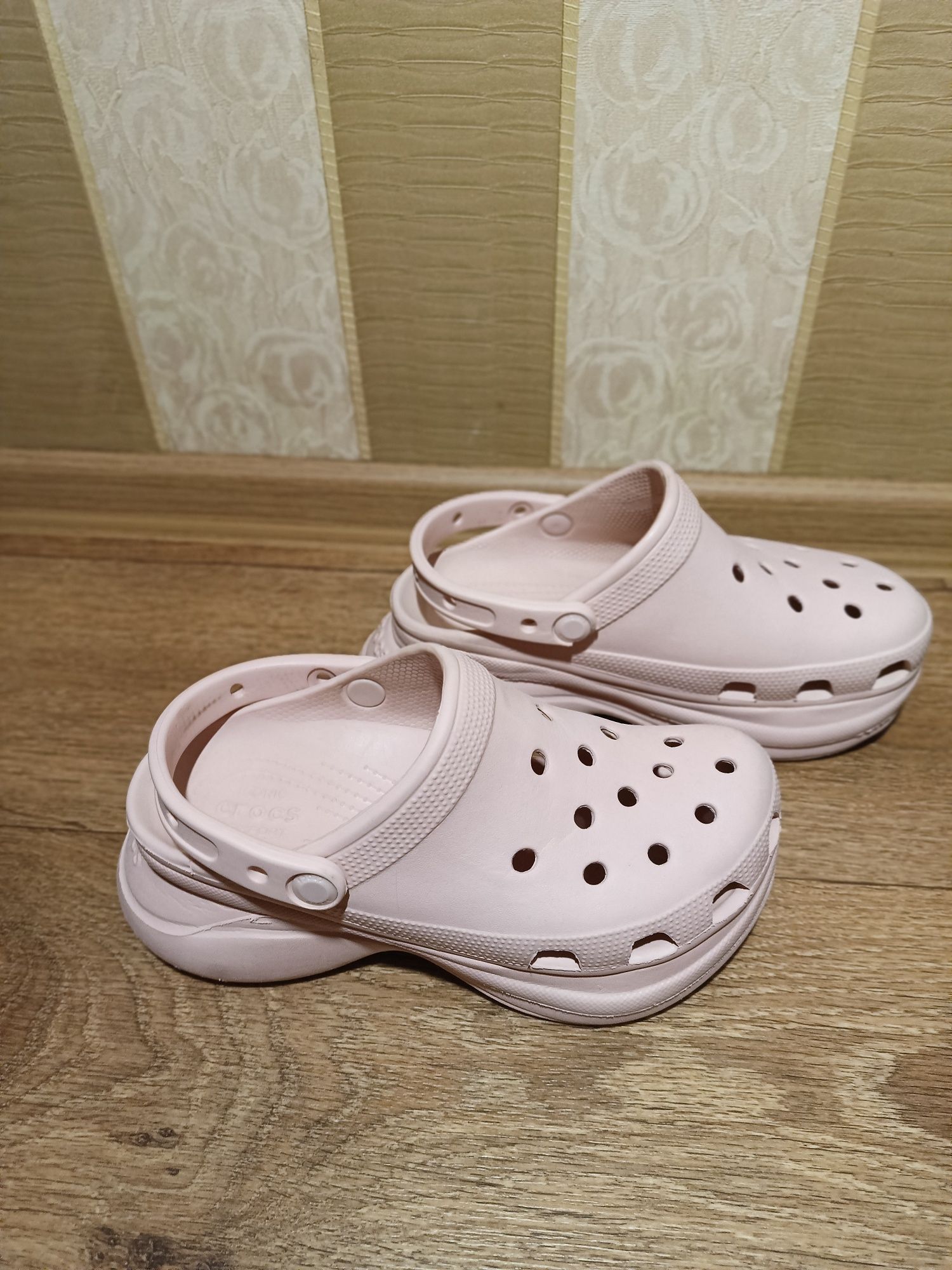 Crocs w7 на платформі