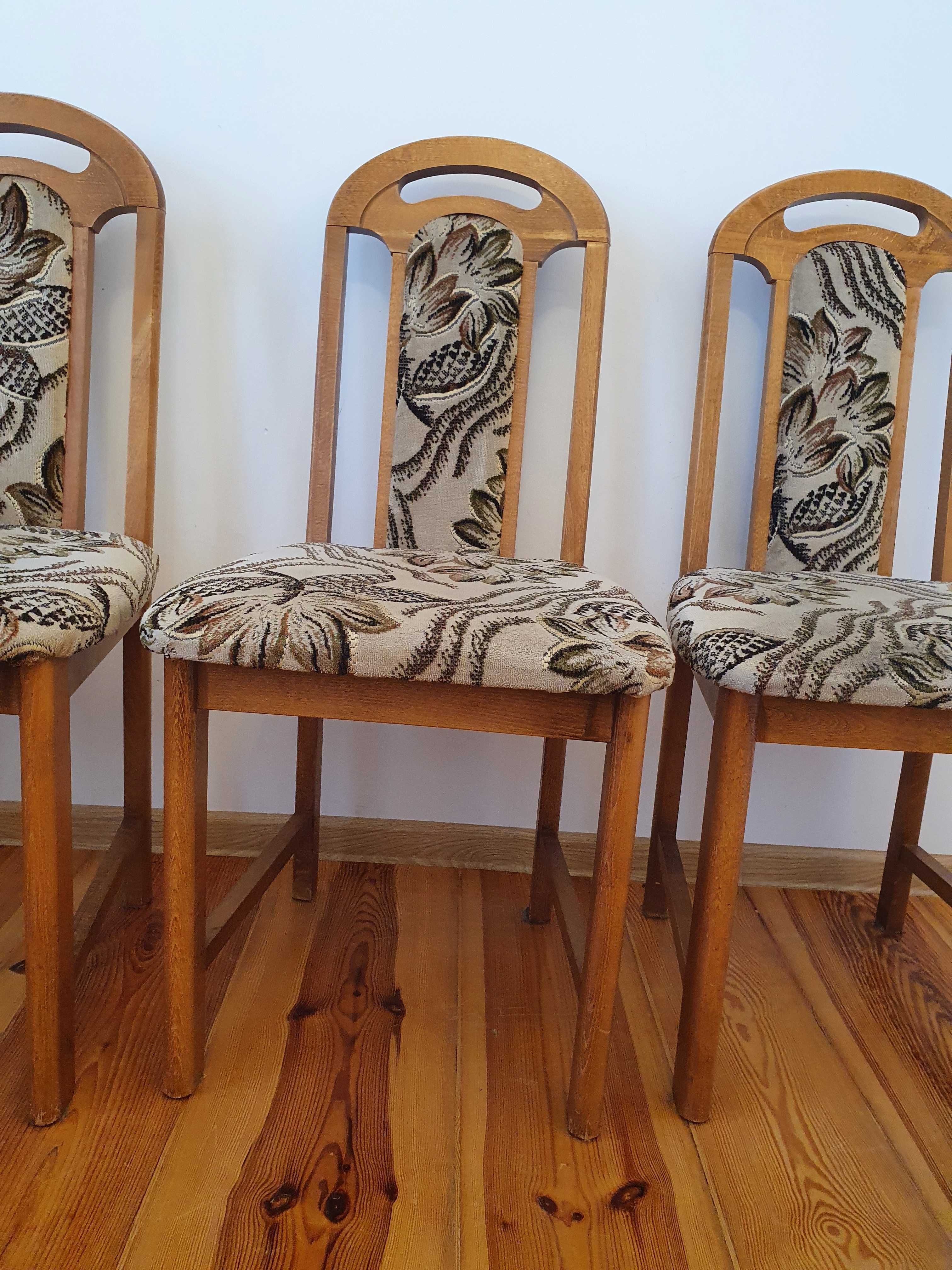 drewniane solidne krzesła