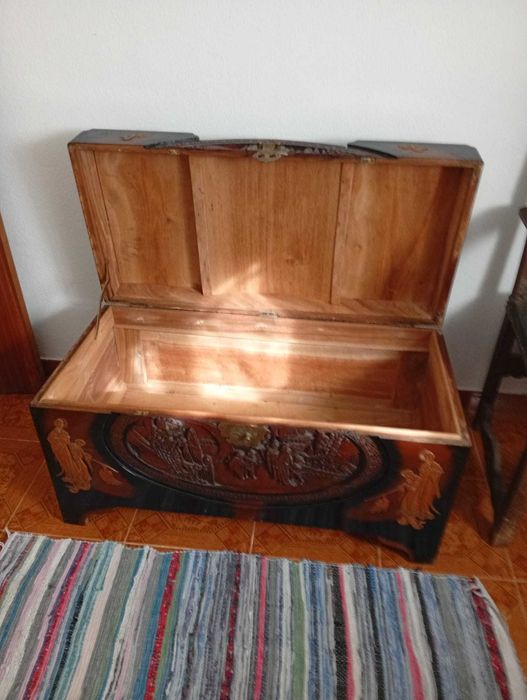 Arca oriental em madeira de cânfora