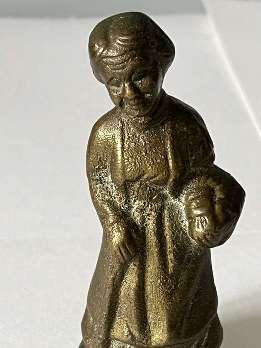 Babcia babka z koszykiem mosiężna figurka