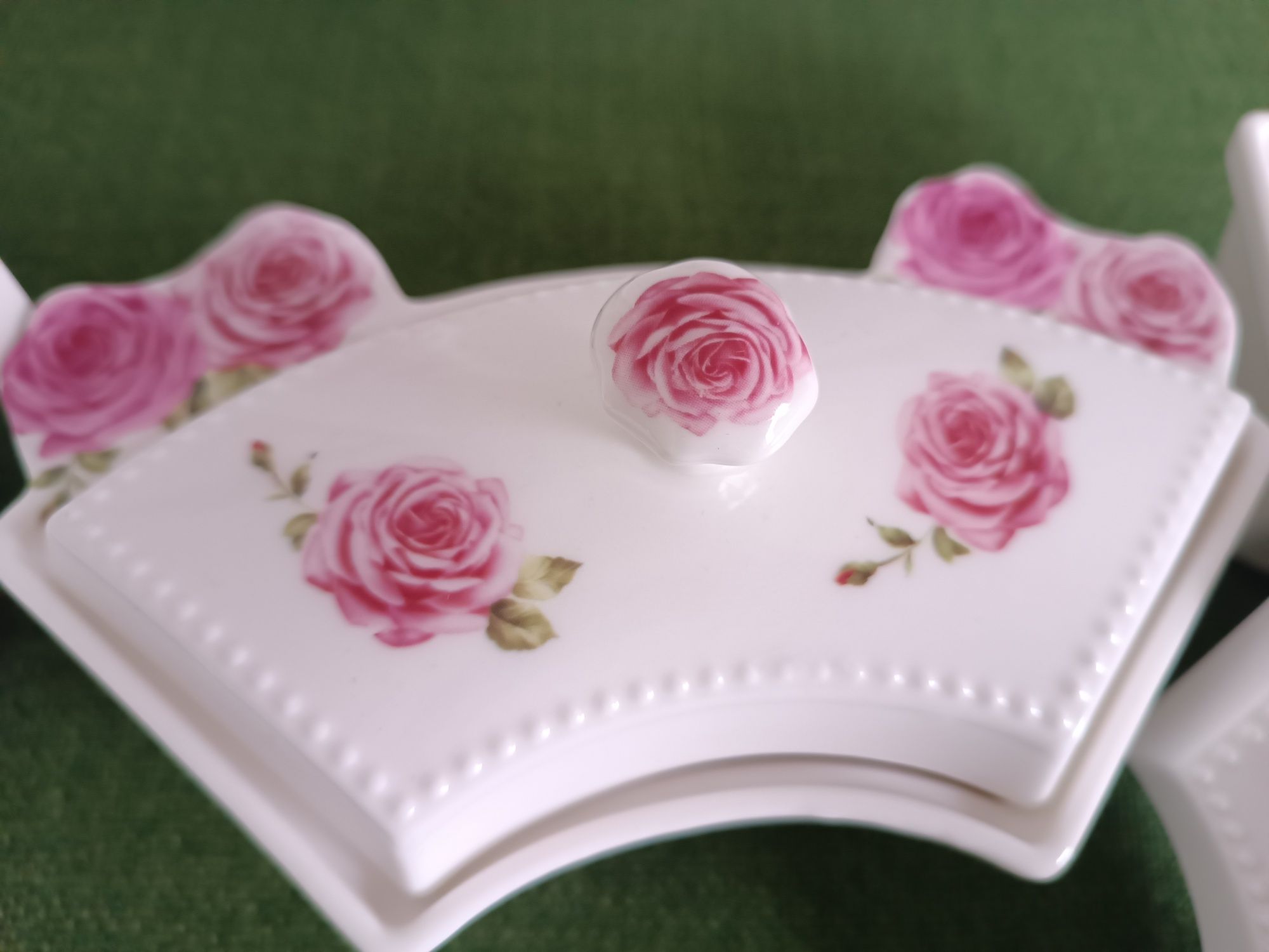 Ceramiczne pojemniki z motywem róż