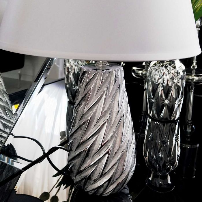 Lampka nocna srebrna z białym kloszem lampa stołowa biurkowa do salonu