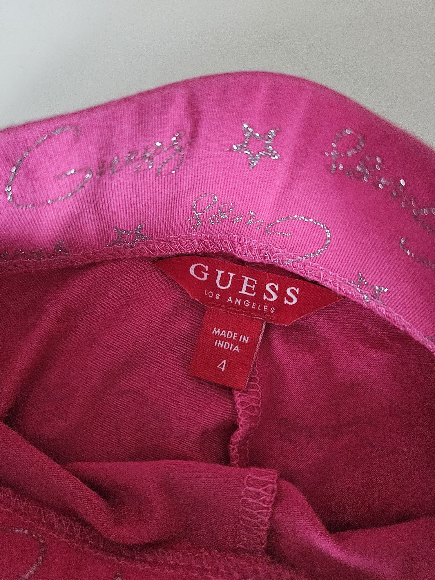 Guess! Śliczny komplet z kolekcji Guess logowany roz 104