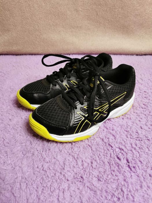 Asics buty sportowe na halę Upcourt 3 GS JR 1074A005-003 r. 32,5