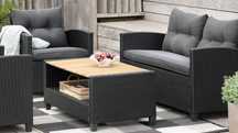 Meble ogrodowe sofa plus dwa fotele i stolik z drewnianym blatem.