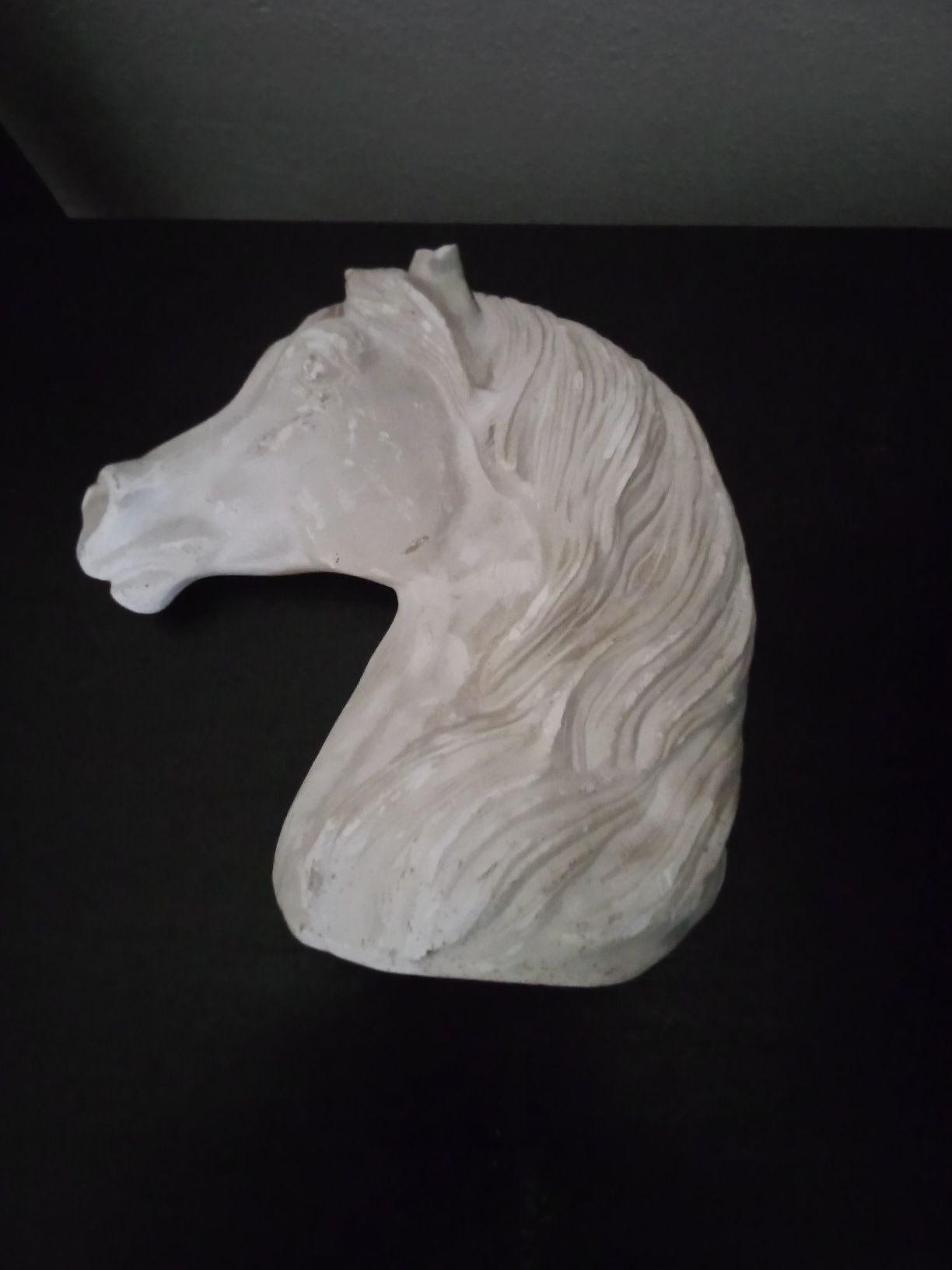 Estátua de um cavalo em mármore