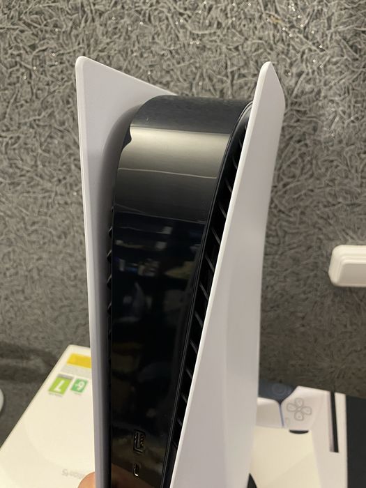 PlayStation 5(два геймпади-оригінальні)