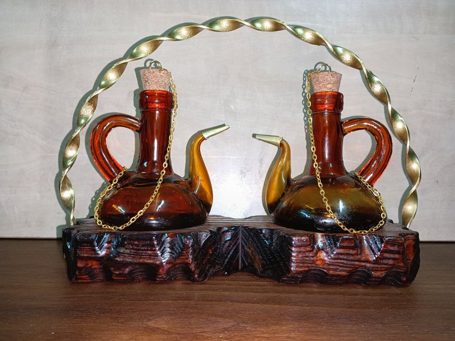 Galheteiro vintage em vidro amarelo e base em madeira, medias:25/20cm