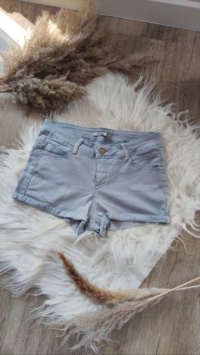 Błękitne szorty krótkie spodenki elastyczne pastelowe baby blue Sinsay