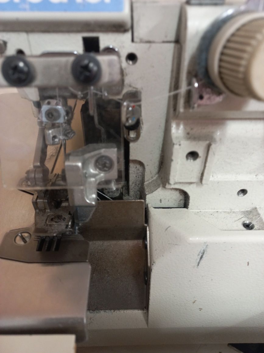 Overlock 5 nitkowy Brother